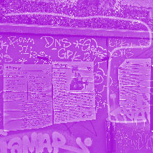 Auf einem Stromverteiler-Kasten mit Graffiti kleben drei Wandzeitungen des Fem.Mag.
