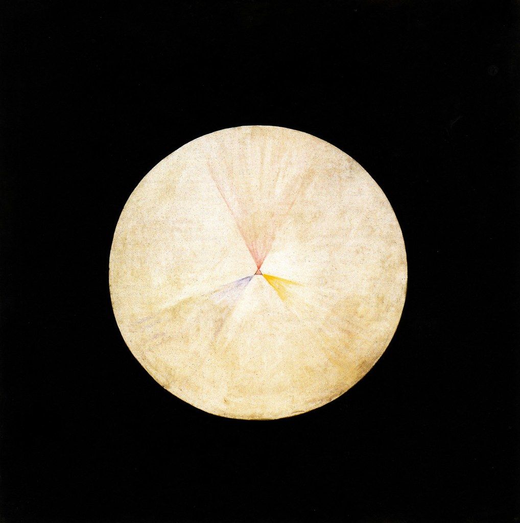 Bild der Malerin Hilma af Klint: silbrig-gelber Kreis, der einem Vollmond ähnelt auf einem schwarzen Hintergrund.