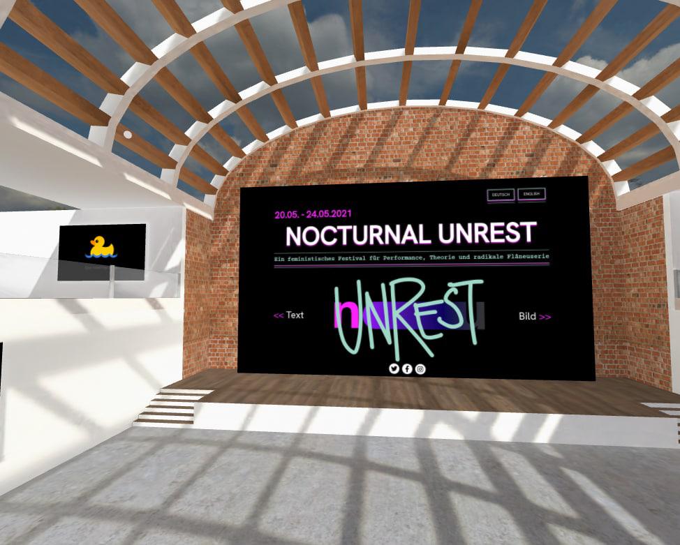 Ein digitaler Raum bei Mozilla Hubs. Es scheint die (digitale) Sonne durch ein Dach aus Holz-Balken, die Schatten auf den Boden werfen.  In der Mitte ist ein Bildschirm mit der Startseite der Website von Nocturnal Unrest zu sehen.