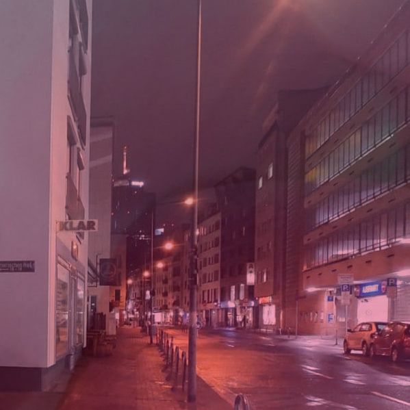 Eine Häuserschlucht bei Nacht.