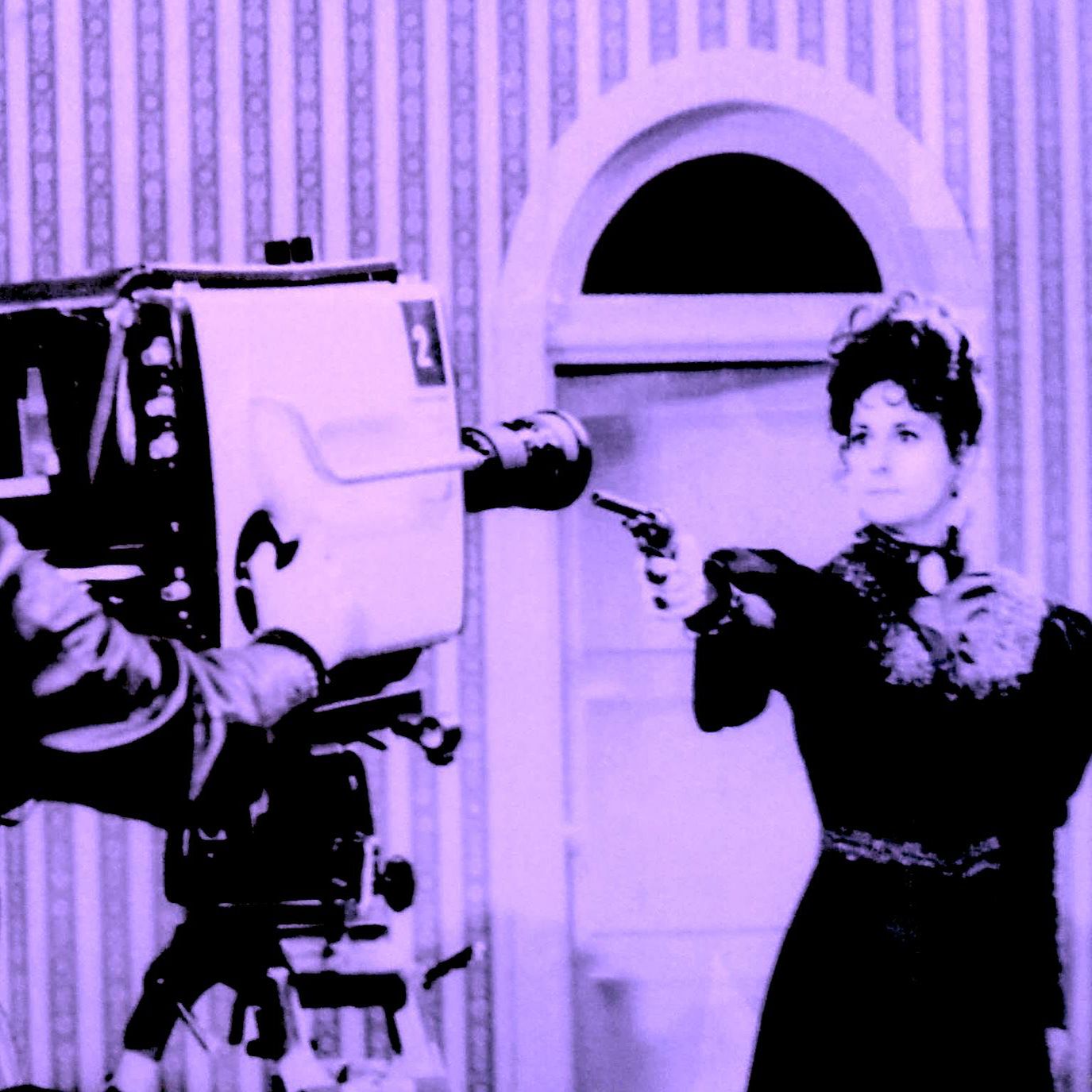 Bild in pink/schwarz/weiß. Eine Frau in einem Kleid aus dem angehenden 20. Jahrhundert zielt mit einem Revolver auf eine große Filmkamera.