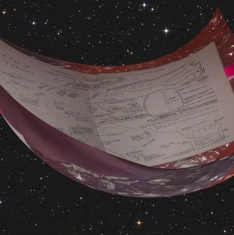Ein offenes Notizheft mit Notizen und der Überschrift "Karte meiner Träume" vor einem Sternenhimmel. 